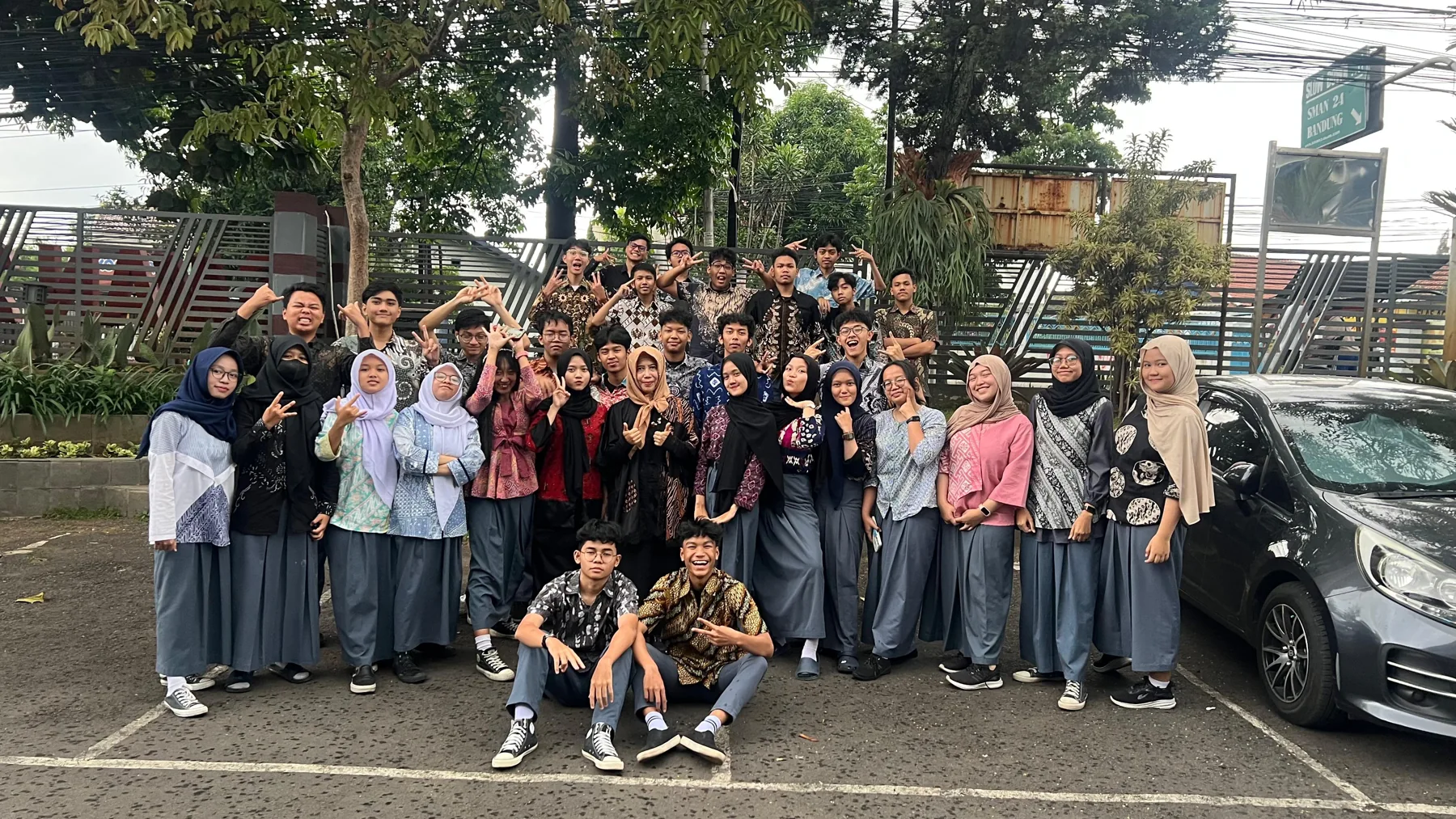 Foto bersama di luar sekolah dengan pakaian batik.